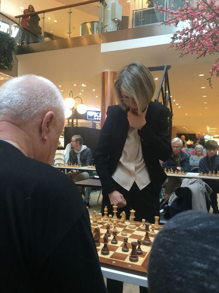 Pia funderar en kort stund framför brädet.