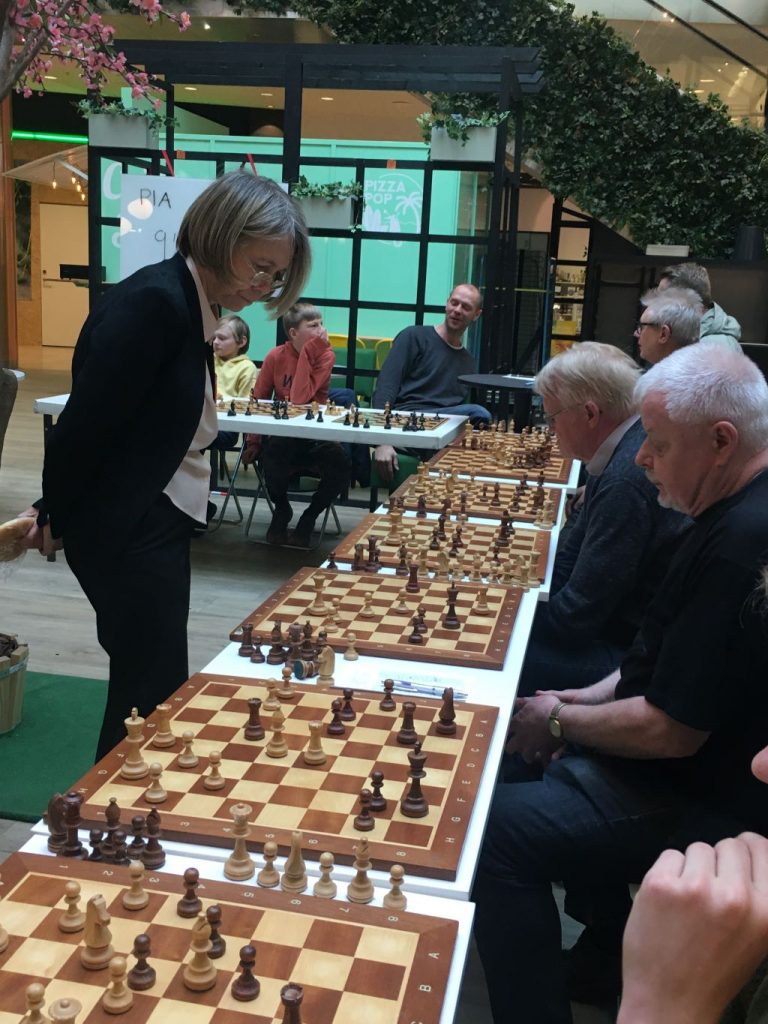 Pia rundvandrar längs borden